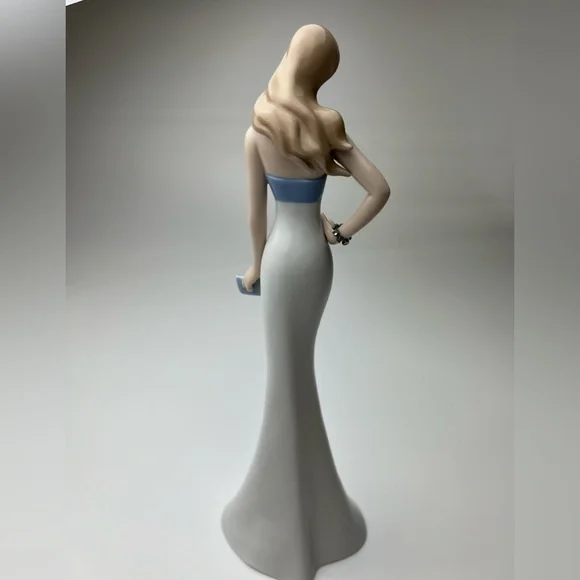 Cosmos Porcelain Elegant Doll - Picture 11 of 17